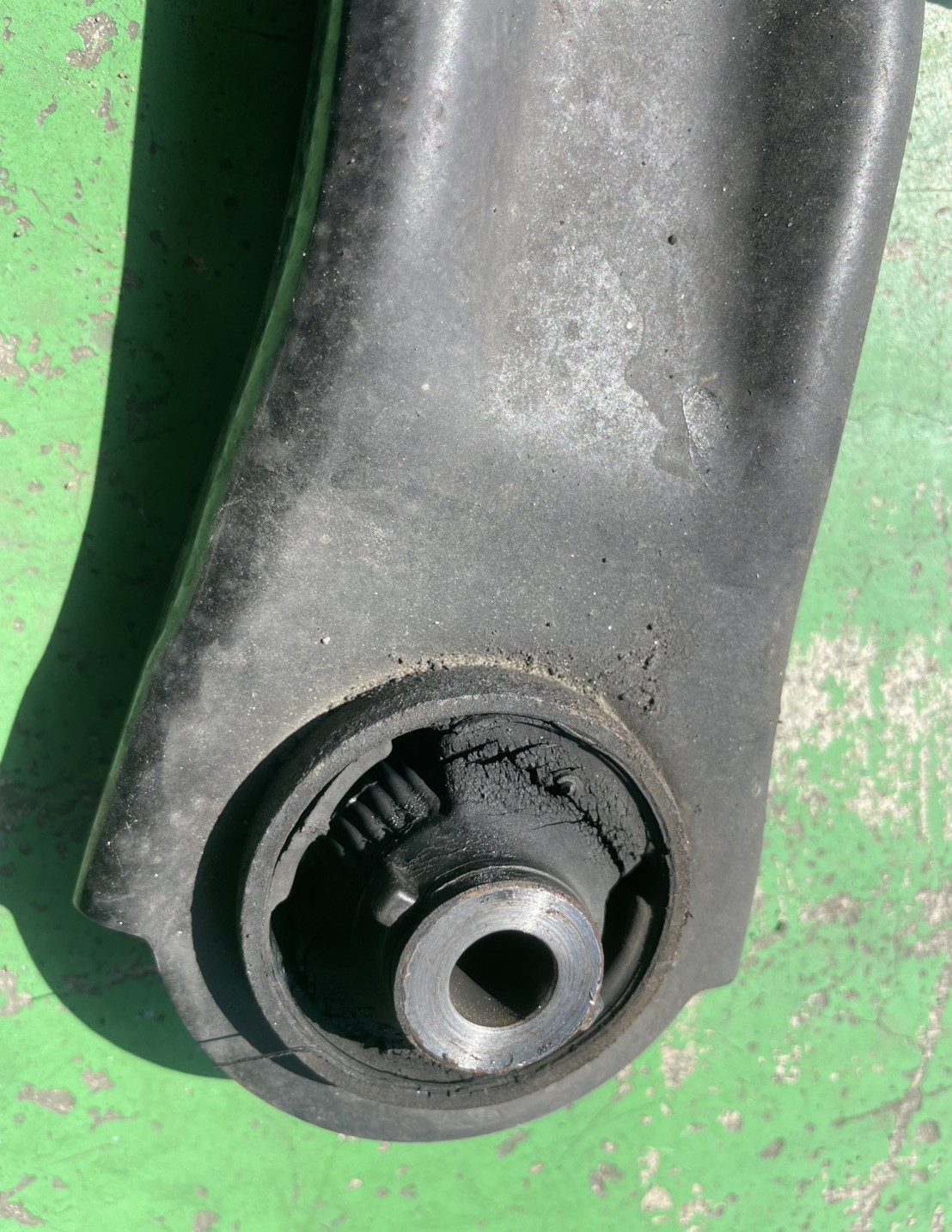 日産 NT31 エクストレイル 左右ロアアーム交換