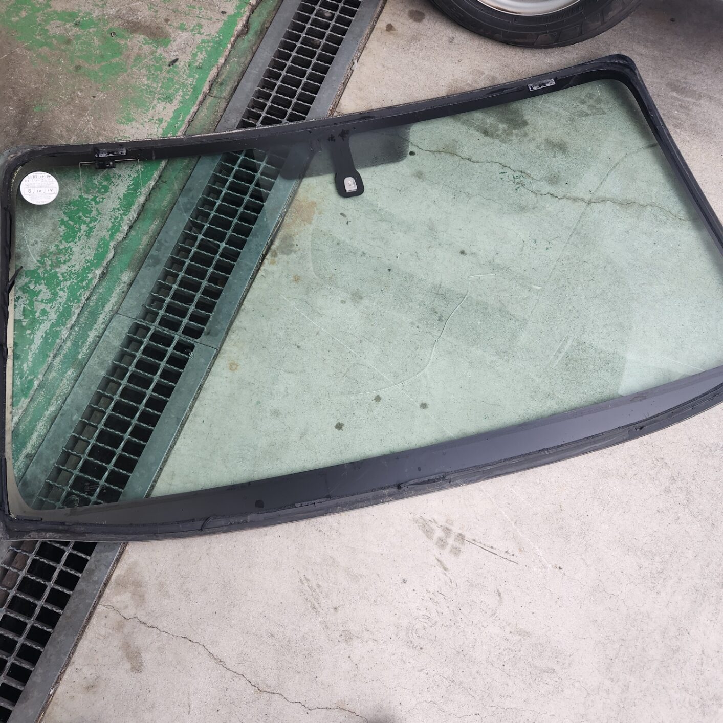 日産VR2E26 NV350キャラバン フロントガラス交換入庫