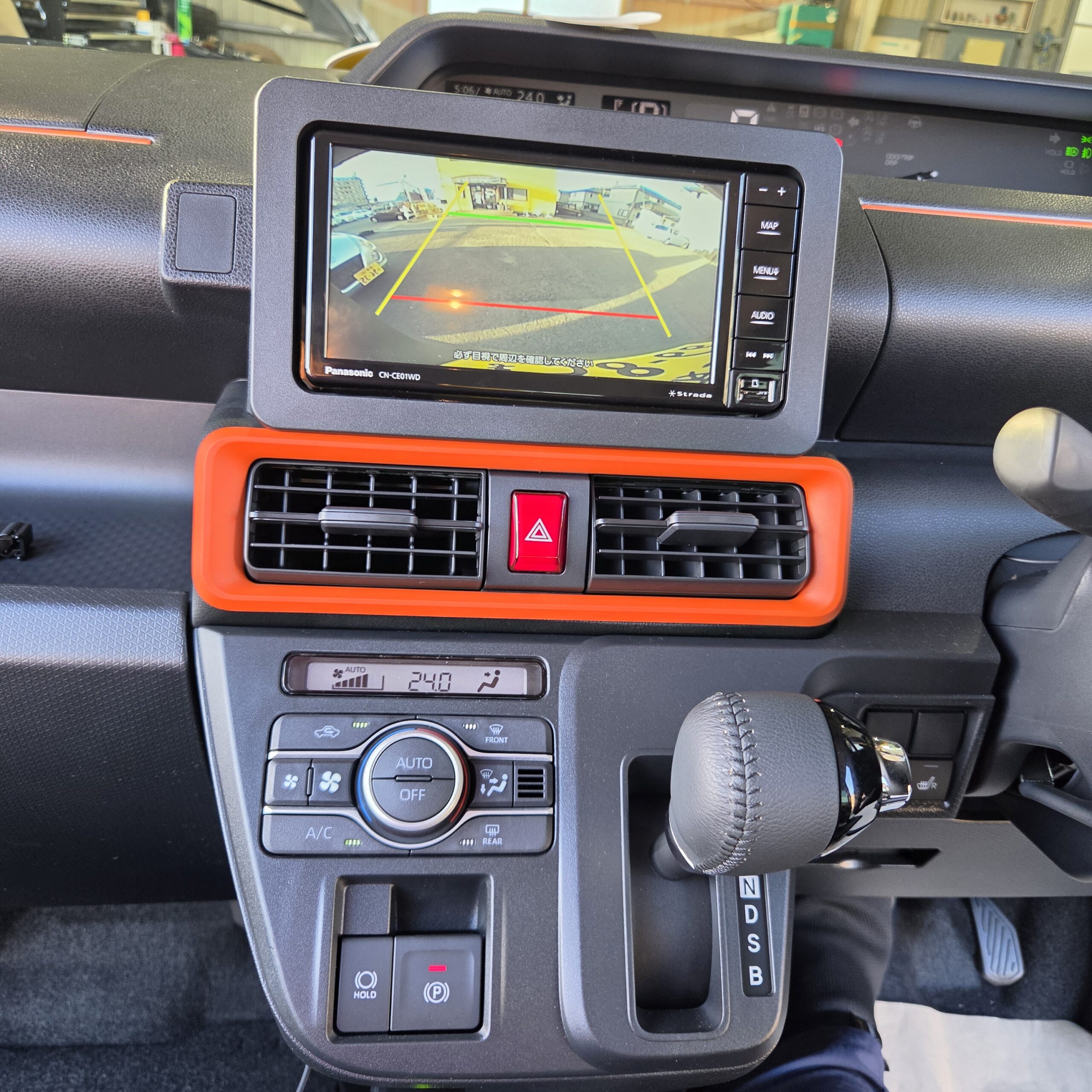 ダイハツ LA650S タントファンクロスにパナソニックCN-CE01WDA ナビ装着